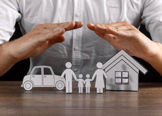 photo de main qui protègent une famille, un maison et une voiture